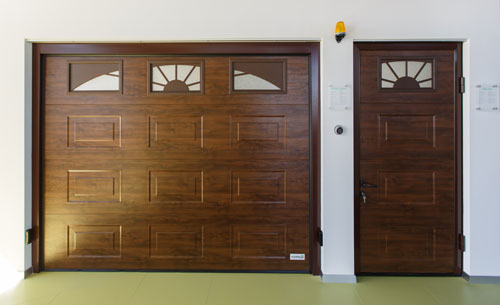 Боковая дверь в фасаде с гаражными секционными воротами